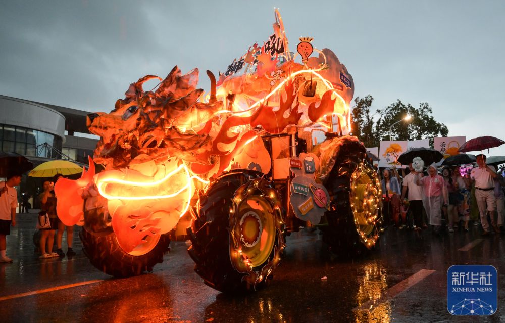 6月21日，农机花车队伍在365英国上市校园里冒雨巡游。4